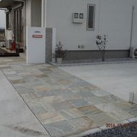 天然石アプローチ　＆　門塀　＆　駐車場のサムネイル